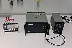 Ein pd (pure devices) MagSpec 23&nbsp;MHz benchtop NMR Spektrometer. Solche Geräte werden für Schulungszwecke eingesetzt. Für hochauflösende Routineanalytik von Substanzen sind sie jedoch aufgrund der geringen Auflösung ungeeignet.