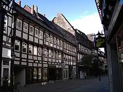 Marktstraße mit einer massiven Giebelwand, die stehen blieb, als das Fachwerk niederbrannte.