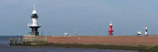 Alte Schleusen elbseitig, Leuchttürme Brunsbüttel, Mole&nbsp;1 (Schwarz), Mole&nbsp;2 (Rot)