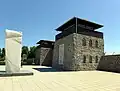 Karbyschew-Mahnmal vor dem Eingangsgebäude des KZ Mauthausen, auf dem rechten Turm ist eine russische Gedenktafel angebracht