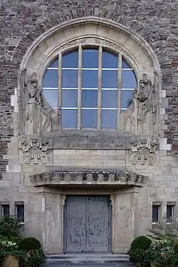 Eingangsportal der Friedhofskapelle auf dem Südfriedhof in Düsseldorf (Foto 2018)