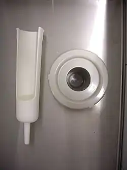 Blick von oben in eine Aktivimeter-Bohrung (in eine Arbeits­fläche eingelassen); links Proben-Einsatz.