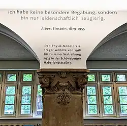 Abbildung eines Einstein-Zitates im Foyer des Volkshochschul-Gebäudes am Barbarossaplatz.