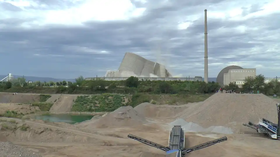 Kontrollierter Einsturz des verbleibenden Kühlturms.