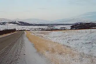 Tunga gesehen von den Hraunfossar, im Mittelgrund ganz links, re. davon Strútur und Eiríksjökull