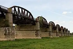 Am linken Elbufer sind die Brückenbögen im Überschwemmungs- gebiet noch erhalten