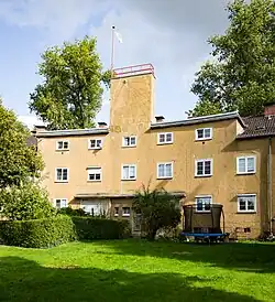 Häuserblock mit einer turmartig hervorragenden Sonnenuhr