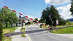 Schrankenanlage mit rotierendem Warnsignal („Löffelrad“) in Feistritz im Rosental 2021