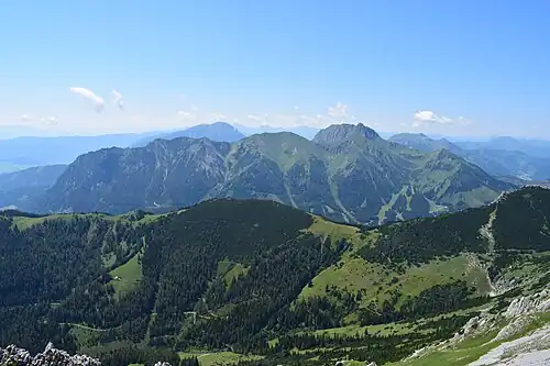 Blick vom Hochturm über die Leobner Mauer auf die Ostseite des Eisenerzer Reichensteins