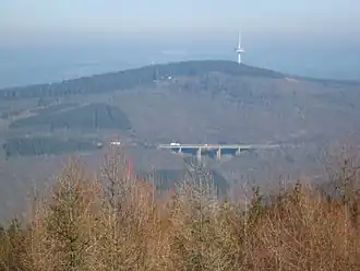 Der Berg vom Pfannenberger Aussichtsturm gesehen.