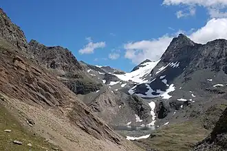 Der Große Hexenkopf (rechts) mit dem Kleinen Hexenkopf (links daneben) und dem Eissee.