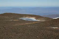 Zerstörte Inka-Grabstätte und kleiner See auf 5400&nbsp;m