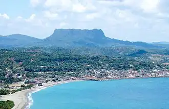 Bucht von Baracoa mit El Yunque im Hintergrund