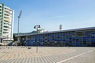 Platz vor dem Stadion und Fassade der Haupttribüne