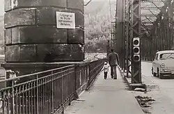 Hinweisschild „Fußgänger auf der Brücke nicht ansammeln – Überlastung“ an nördlicher Brückenzufahrt (4.&nbsp;Mai 1975)