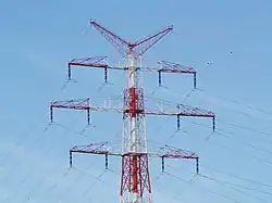 Die Masten der Elbekreuzung 2 tragen zwei Erdseile auf Erdseilhörnern