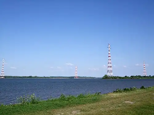Blick nach Osten elbaufwärts. Vorn Elbekreuzung 1 (Masten 1 und 3 von links), dahinter Elbekreuzung 2 (Masten 2 und 4). Rechts Insel Lühesand.