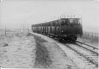 Erster Elektrotriebwagen mit Stromschiene, 1908