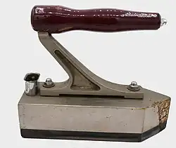 Blockeisenähnliches Bügeleisen mit Bügeleisenstecker