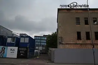 Logo „Nowe Powiśle“, genutzt als Bezeichnung der Wohngebäude im Nordteil der Anlage, 2020