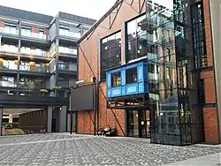 Westfassade mit dem Panorama-Besucherlift an Stelle des ehemaligen Kohlenaufzugs