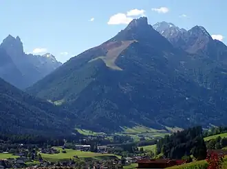 Blick auf Elfer- und Zwölferspitze, dahinter der Habicht