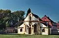 Ehemaliger Friedhof mit barocken Grabsteinen (links) und Maria-Hilf-Kapelle
