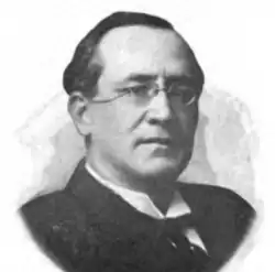 Politiker im Porträt ab Schulterblatt von seitlich vorne in schwarzweiß.