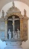 Frühbarocker Kreuzaltar mit Maria, Johannes und Maria Magdalena zu Füßen des Kreuzes (Basilika St. Vitus, Ellwangen).