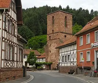 Alter Turm in Appental, im Vordergrund die Talstraße beziehungsweise Landesstraße 499