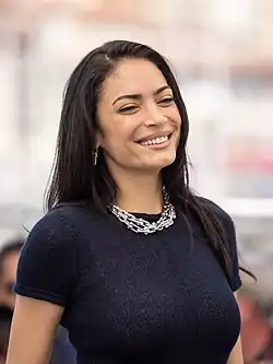 Elodie spielt Barbara und Corrado Fortuna den Anwalt Angelo Pellegrino