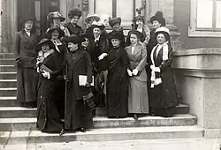 Mitglieder des ICW besuchen 1913 die Ausstellung „Die Frau 1813–1913“ in Amsterdam