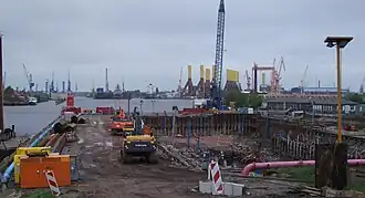 Nesserlander Schleuse zwischen Emder Innen- und Außenhafen während der Renovierungsarbeiten im Mai&nbsp;2013. Vom alten Becken sind rechts noch die Spundwände zu sehen.