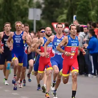 Emilio Martín (rechts) als Führender bei der Duathlon-EM in Alcobendas im April 2015