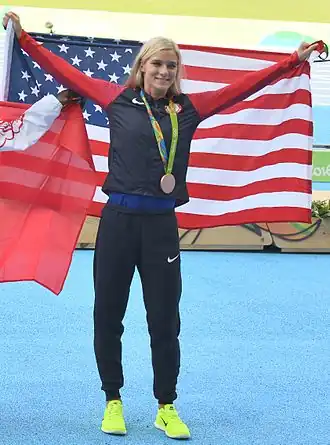 Weltmeisterin Emma&nbsp;Coburn – hier mit ihrer Bronzemedaille von den Olympischen Spielen&nbsp;2016