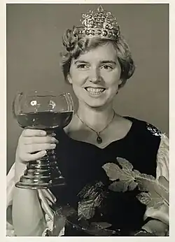 Mittelrheinweinkönigin 1953/54 Emma Dorscheimer aus Braubach am Rhein – Foto: 1953