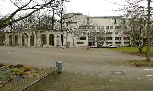 Platzansicht von Süden, links ein Fassadenrest des ehemaligen Neuen Hauses (2018)