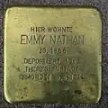 Emmy Nathan vor der Herderstraße&nbsp;21