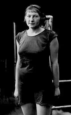 Auf diesem Schwarzweißbild ist Machnow in einem dunklen Badeanzug zu sehen. Im halblangen Haar trägt sie ein Haarband.