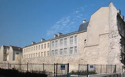 Der längste zusammenhängende Teil der Stadtmauer liegt zwischen der Rue Charlemagne und der Rue des Jardins-Saint-Paul.