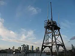 Links: das histo­rische Kabel­rückhalte­gerät (2009)