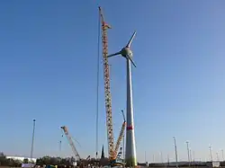 Windkraftanlage 2009 im Aufbau. Dahinter der Kirchturm.
