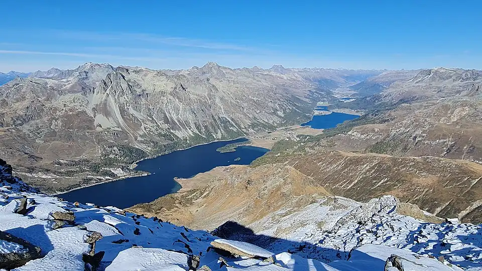 Blick vom Piz da la Margna auf die Seelandschaft des Oberengadins.