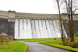 Nach Überschreiten des Vollstaus läuft das Wasser über die Staumauer