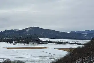 Der Entenberg vom Hang des südlich gelegenen Schacksbergs aus im Winter (2023)