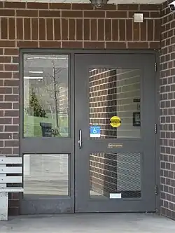 Haustür in einem 1973 erbauten Mehr­parteien­haus