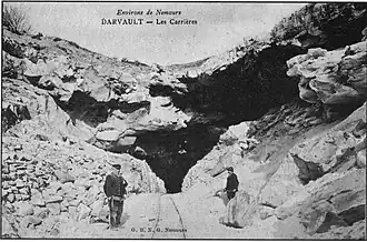 Carrière du Château (Steinbruch am Schloss): Mundloch des Steinbruchs, mit Feldbahngleis unter der Sandsteinplatte