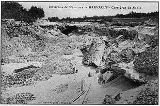 Carrière du Château: Übereinande liegende Platten mit aufgelösten Morphologien am oberen Ende der oberen Platte sowie Pflasterstein-Lager