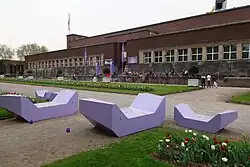 Lila Bänke anlässlich der Quadriennale Düsseldorf&nbsp;2014