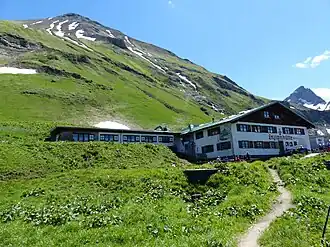 Einzianhütte mit Hochrappenkopf und Kleinem Rappenkopf